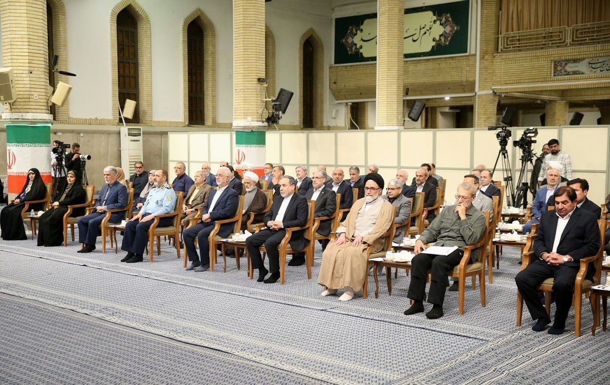عباس عراقچی و علی لاریجانی در حاشیه دیدار امروز رئیس‌جمهور و اعضای هیات دولت با رهبر انقلاب
