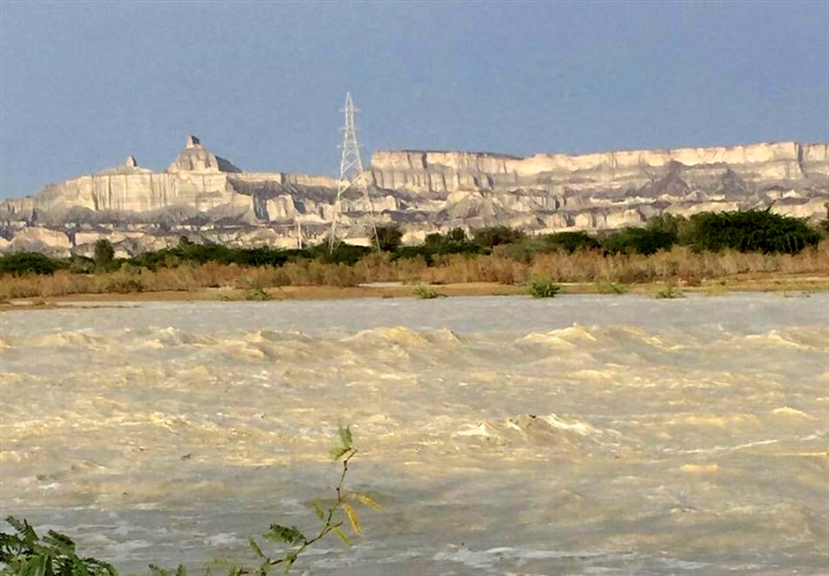 رودخانه سرباز طغیان کرد/ ویدئو