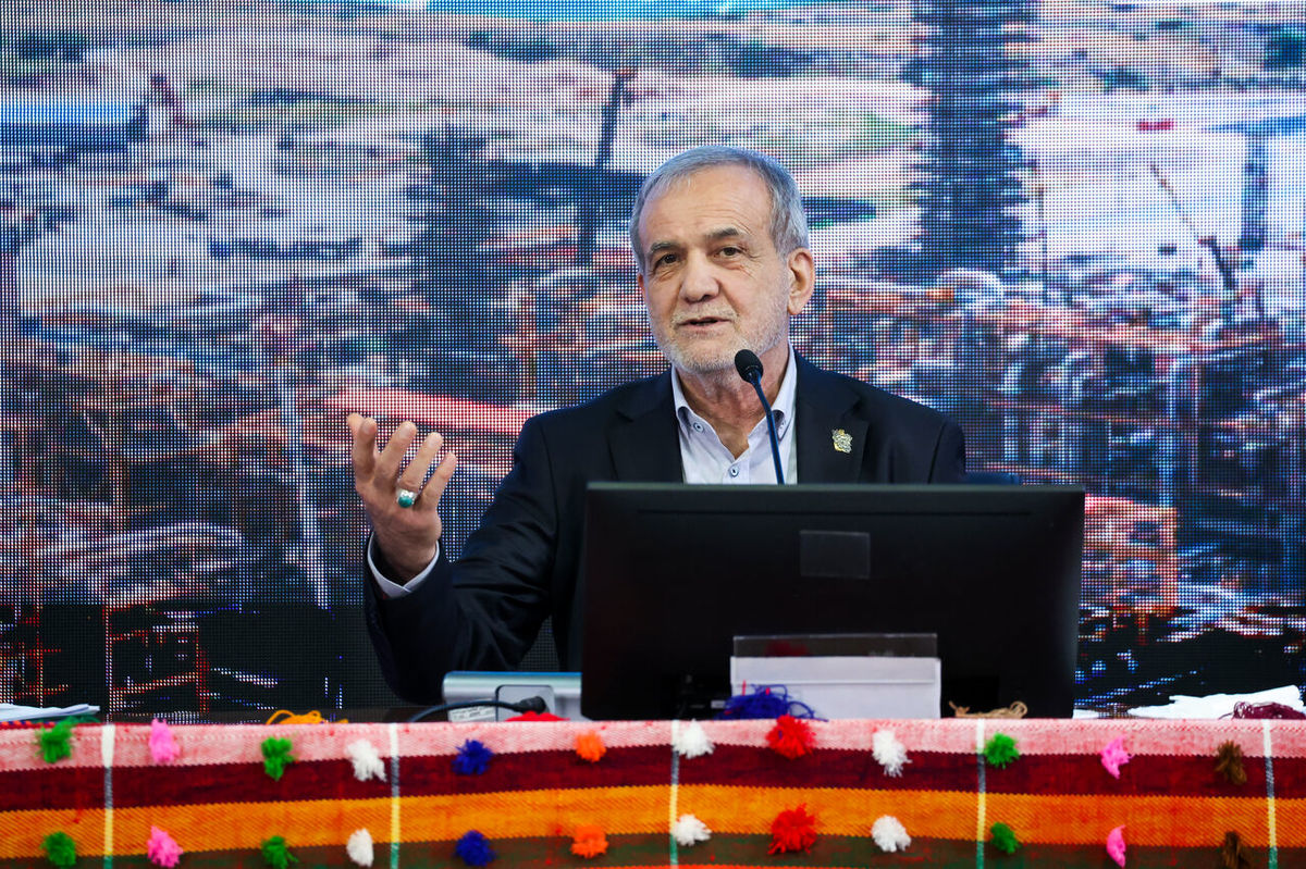 پزشکیان: خودروهای دولتی نباید با کارت سهمیه بنزین بزند/ از روز اولی که مسئولیت را پذیرفتیم، از چپ و راست مشکلات بارید