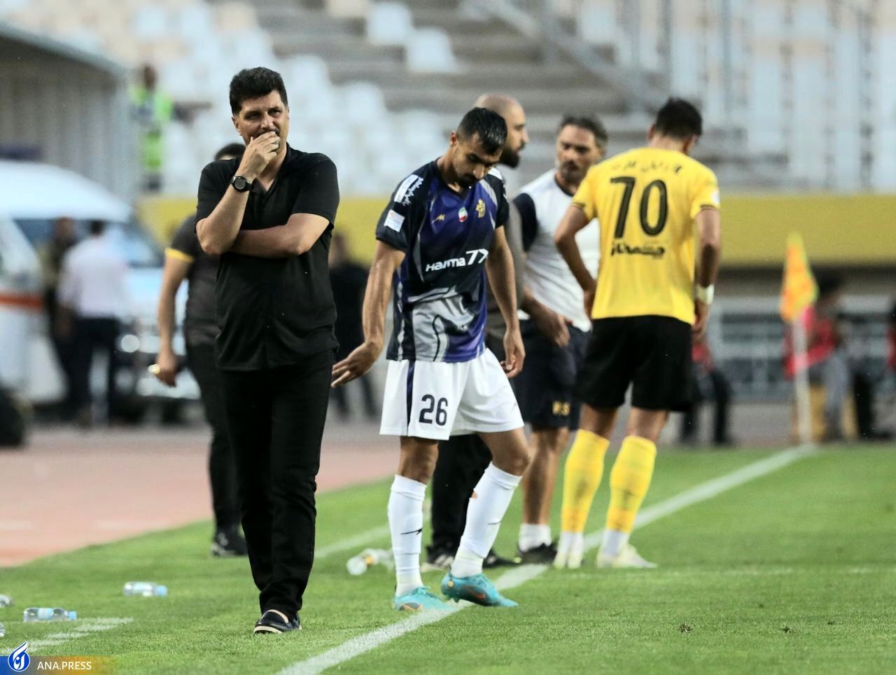 درگیری شدید پیکانی‌ها با داور پس از اخراج تمیروف+ تصاویر