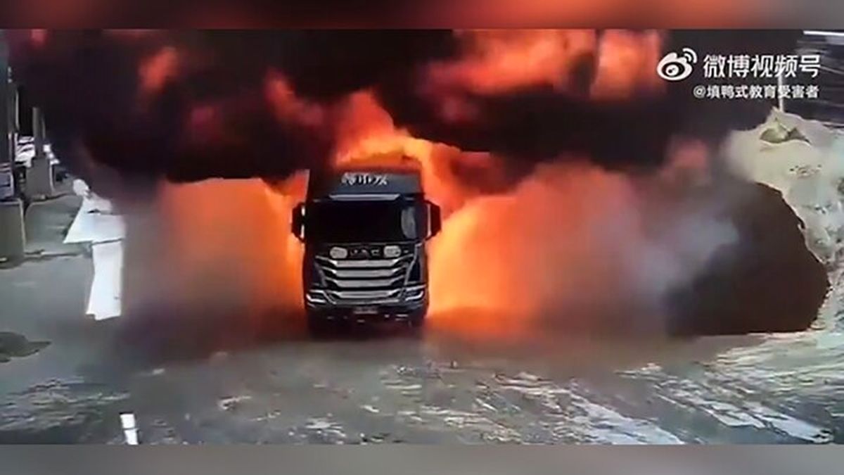 لحظه آتش گرفتن کامیون به دلیل نقص فنی هنگام خالی کردن بار/ ویدئو