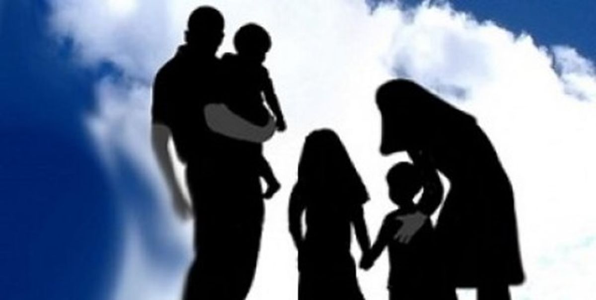 لحظه دیدار  دختر جوان با پدر و مادرش بعد از ۲۳ سال/ ویدئو