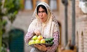 سفر در زمان؛ تیپ و چهرۀ «طاووس» (سریال بامداد خمار) در خیابان‌های دبی 