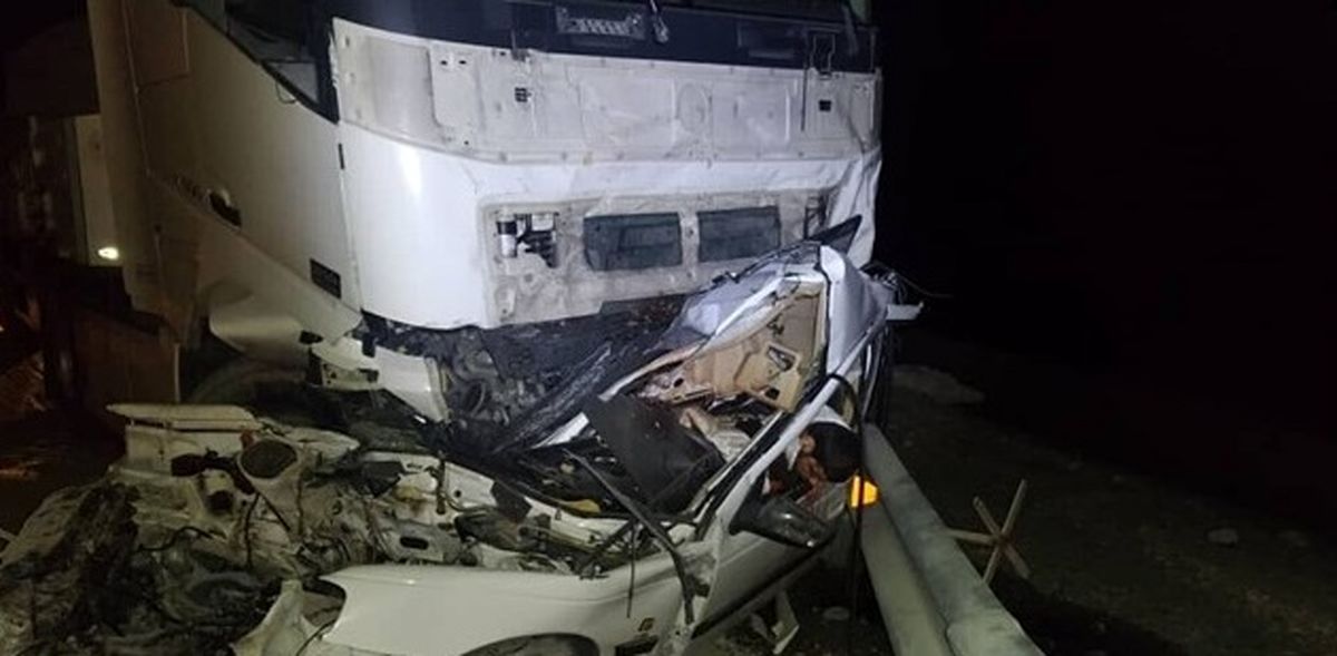 مرگ 5 سرنشین پژو 405 در تصادف با 2 کامیون