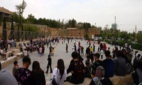 مدتی باران تبلیغات ایدئولوژیک و گیر دادن به مو و ابروی پسران و دختران را رها کنید