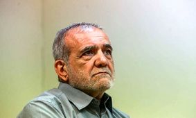 مسعود پزشکیان در کنار شیخ حسین انصاریان در مراسم عزاداری محرم/ تصاویر

