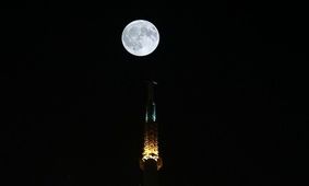 ابرماه آبی رنگ در آسمان تهران/ تصاویر
