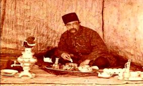 سفر به تاریخ؛ «ناصرالدین شاه» سوار بر سه‌چرخۀ سلطنتی در حیاط کاخ گلستان