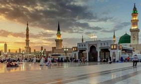 جنجال حضور دو زن با لباس نامناسب در مسجد النبی/ ویدئو