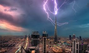  برخورد صاعقه به آسمان خراش برج خلیفه در دبی/ ویدئو 