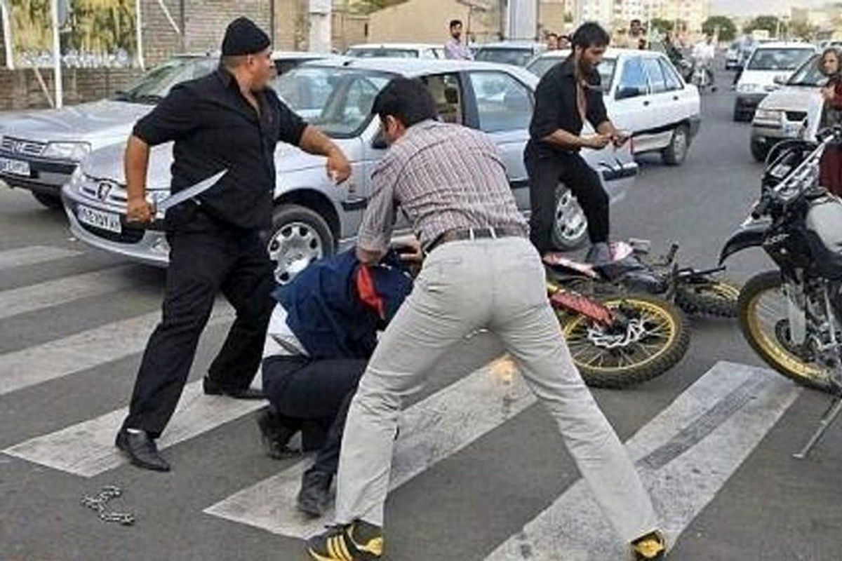 اراذل و اوباشی که به دنبال نزاع خیابانی می‌گردند/ حمله چند فرد قمه به دست به یک شهروند / ویدئو