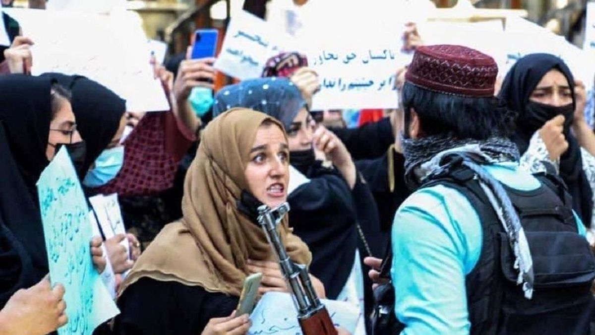 چرا طالبان زنان را در ملاءعام شلاق می‌زنند؟

