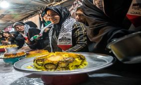 پویش قابلمه برگردان برای سرنگونی اسرائیل مقابل دانشگاه تهران/ عکس