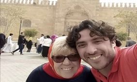 داستان عشق پیرزن ۸۲ ساله انگلیسی به جوان ۳۶ساله مصری/ ویدئو