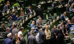 یک نماینده در پیامکی به یکی از وزرا: چرا در حکم انتصاب پدرزنم برای فلان شرکت، وقت تلف می کنی؟/ وزرا می ترسند بگویند نمایندگان به آنها فشار می آورند

