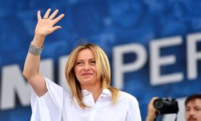نخست‌وزیر آلبانی برای جورجیا ملونی زانو زد!/ ویدئو

