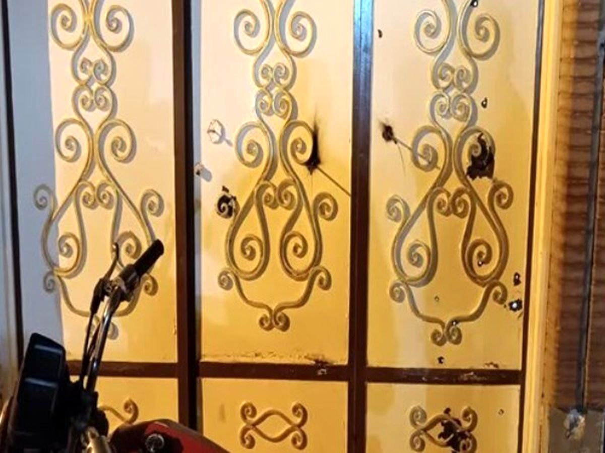 دفتر امام جمعه شادگان توسط یک موتور سوار ناشناس به رگبار بسته شد/ برخورد تیرهای شلیک شده به در و تجهیزات دفتر

