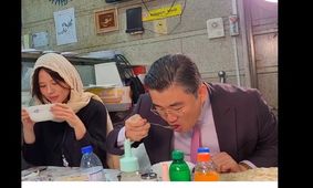 سفیر کره جنوبی بعد از خوردن کله‌پاچه خطاب به کارکنان کله‌پزی: دمت گرم!/ ویدئو

