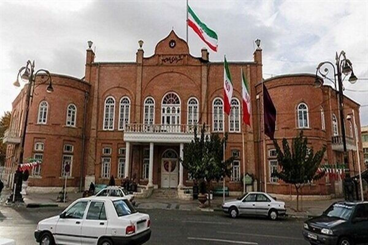 اقدام زشت شهرداری ارومیه که برای نصب دو بنر