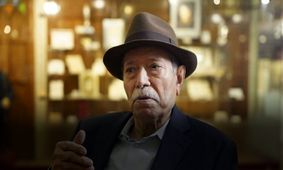 ترانه‌خوانی شادمانه علی نصیریان در ۹۰ سالگی/ ویدئو